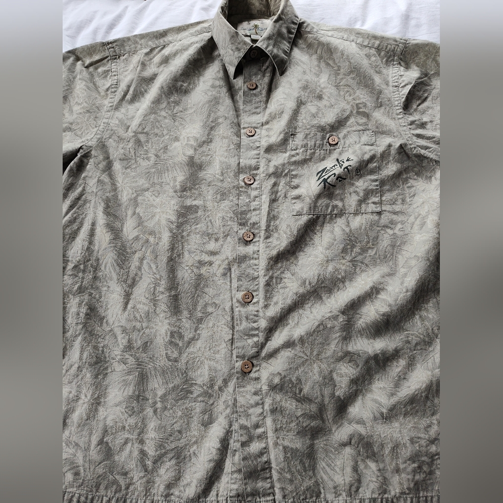 ISLAND SHORES Men's Button Up Shirt. Size Medium. Short Sleeves.